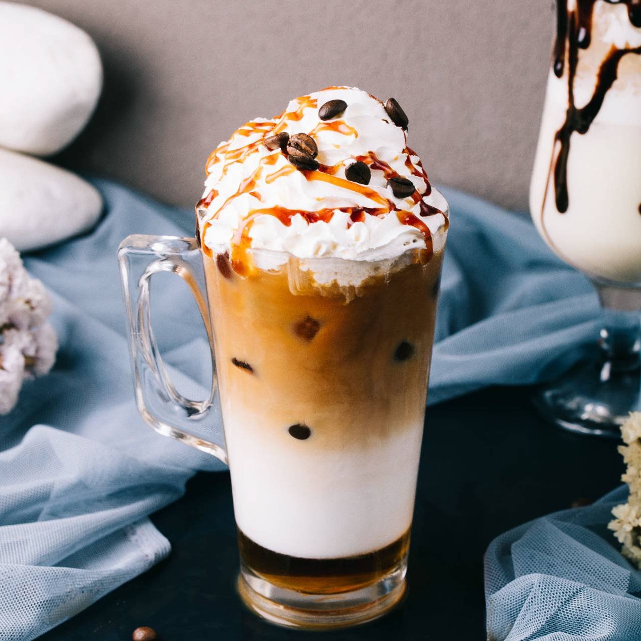 frappuccino leitoso com chantilly e pedacos de chocolate por cima 