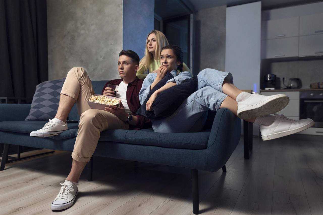 amigos assistindo serviço de streaming juntos dentro de casa