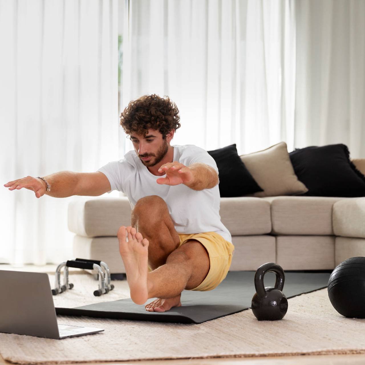 homem treinando na sala de sua casa