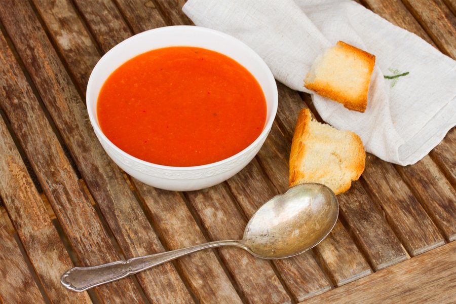 Vai receber amigos para um jantar? Que tal servir um saboroso gaspacho?