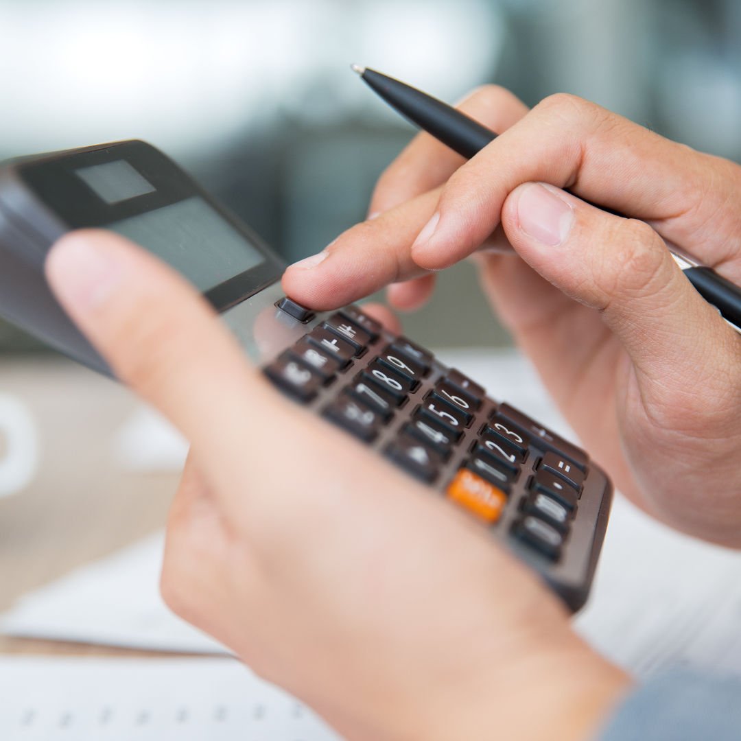 gerente homem verificando financas de trabalho