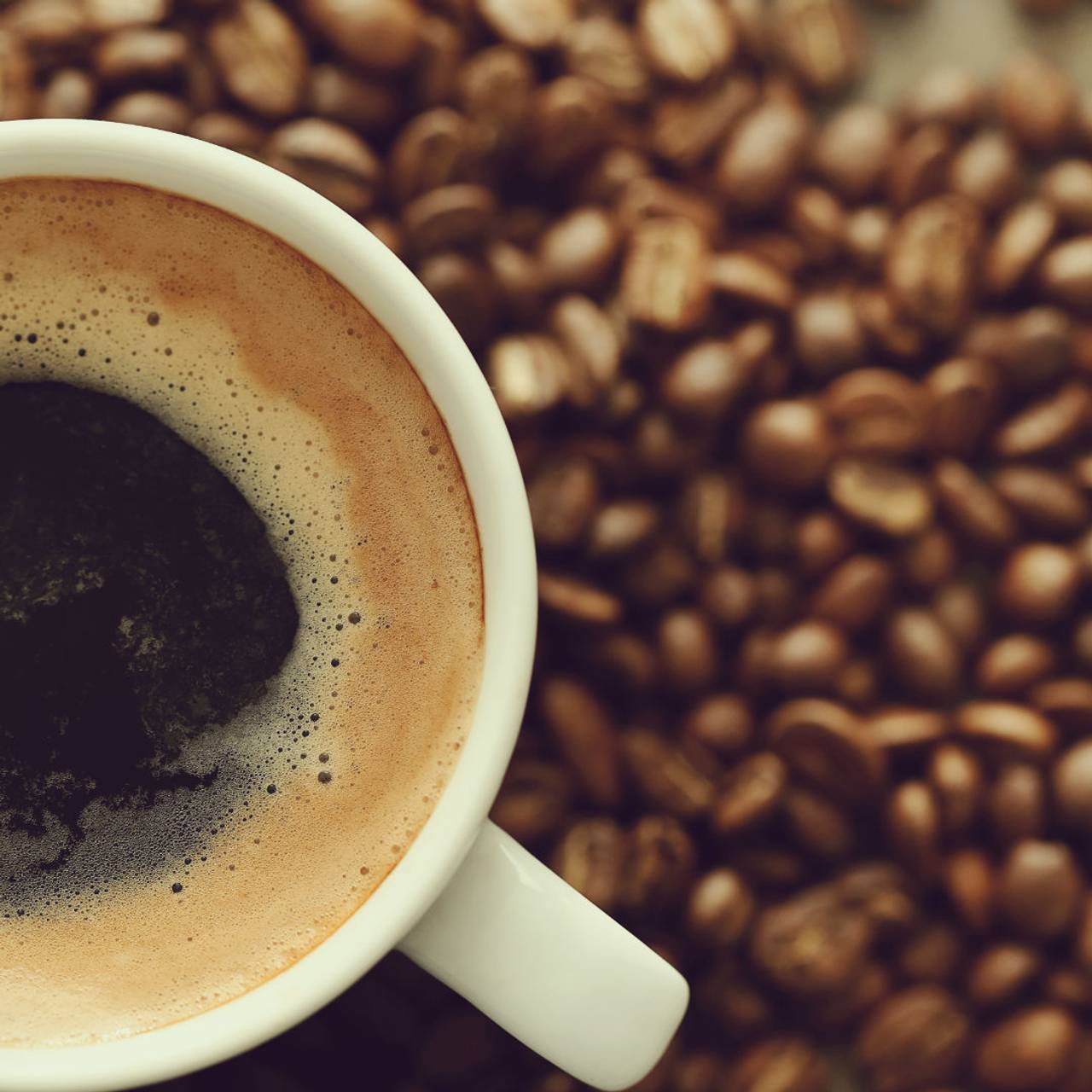 visão de cima de uma xícara de café com graos 