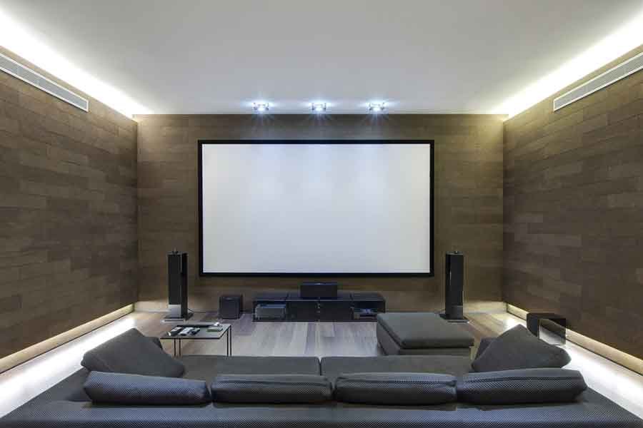 Para assistir um filme em casa com som de cinema você precisa investir em um home theater ou soundbar, mas você sabe a diferença entre eles?
