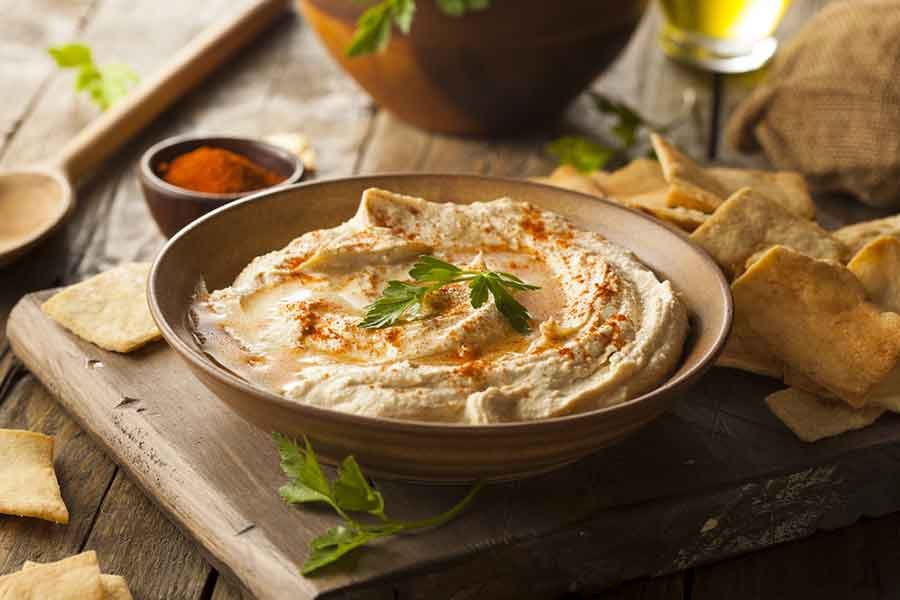 Você com certeza já comeu ou ouviu falar do homus, uma deliciosa pasta de grão de bico ideal para aperitivos. Quer aprender a fazê-la em casa? Então confira:
