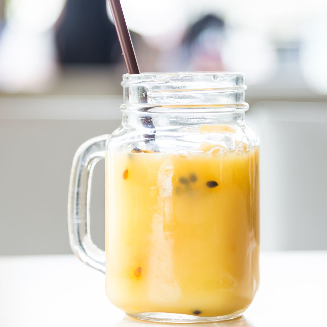 copo com batidinha de maracujá e canudo preto
