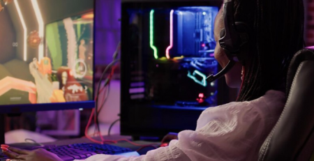 Pessoa jogando videogame em ambiente gamer
