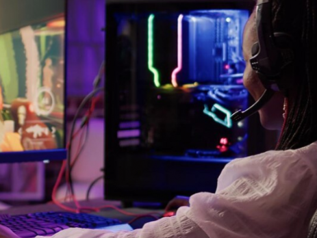 Pessoa jogando videogame em ambiente gamer