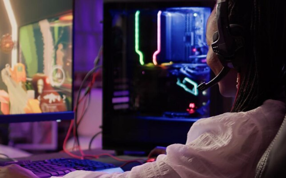 Pessoa jogando videogame em ambiente gamer