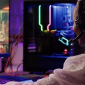 Pessoa jogando videogame em ambiente gamer