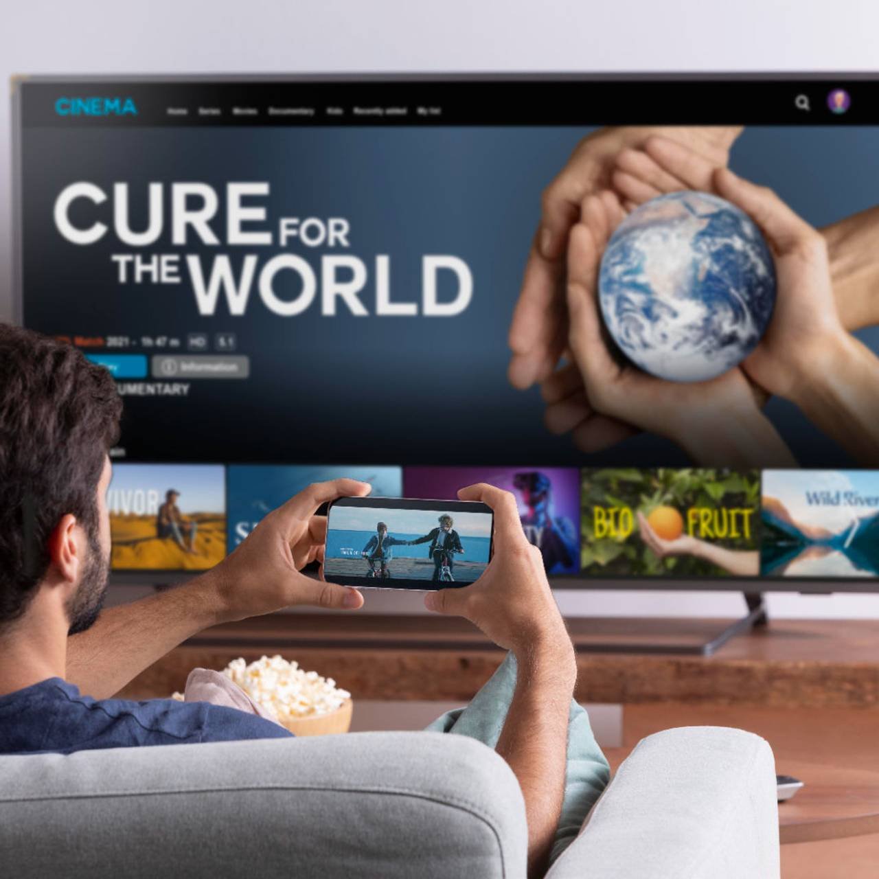 homem assistindo serviço de streaming na TV