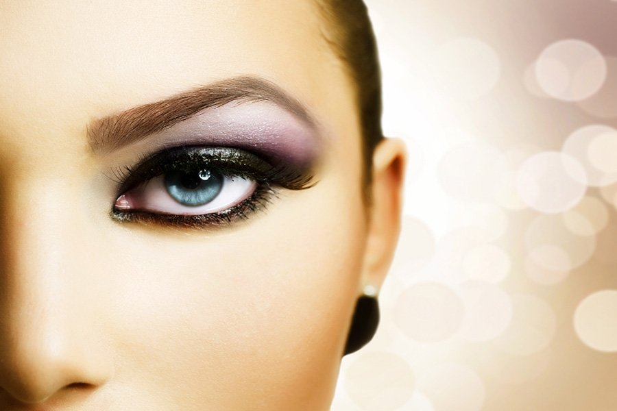 Precisa transformar sua maquiagem do dia em uma linda maquiagem para a noite? É fácil. Confira nossas dicas e arrase