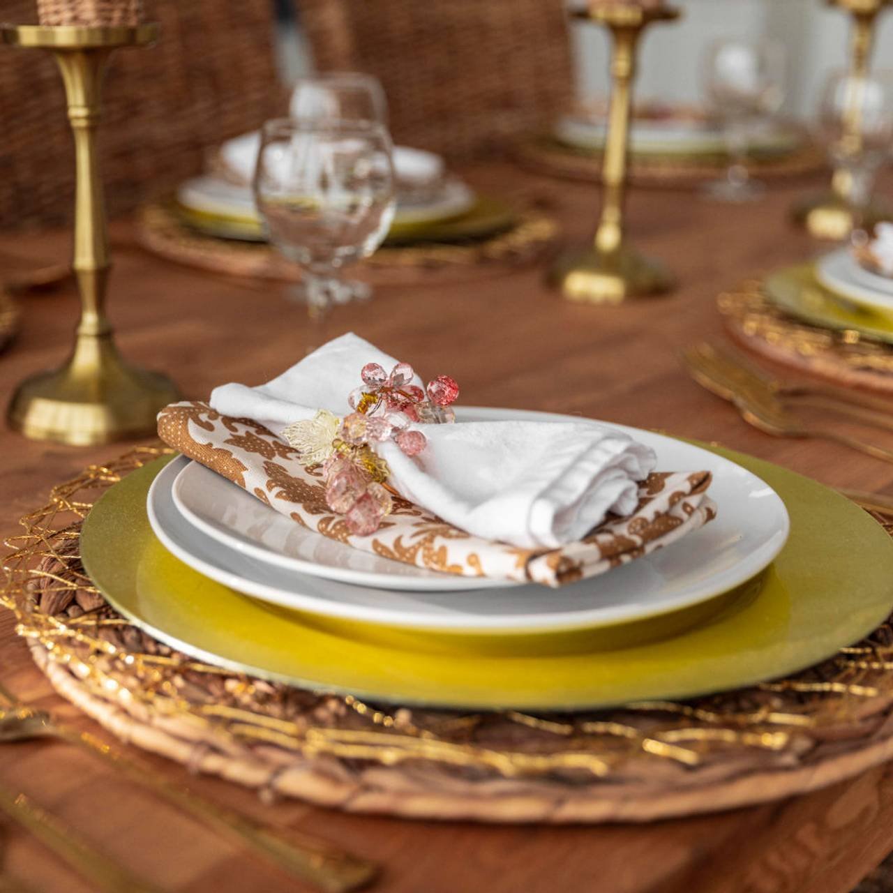 mesa de jantar close up com pratos 