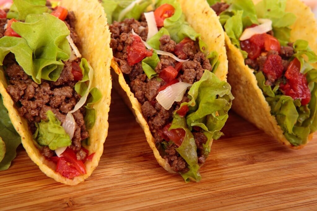mexicano carne tacos madeira tabela 1147 558 Tacos recheados com carne moída e verduras frescas.