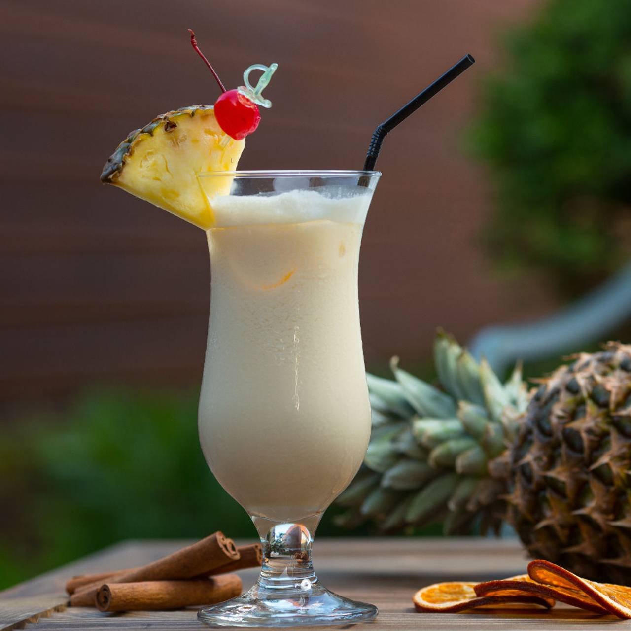 taça com piña colada e pedaço de abacaxi na borda