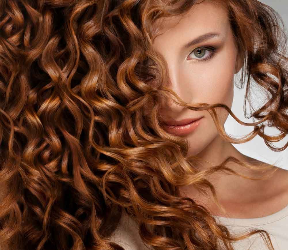 Você sempre sonhou em ter um cabelo cacheado, com volume e cachos incríveis e definidos? Pois saiba que com alguns modeladores de cachos é possível