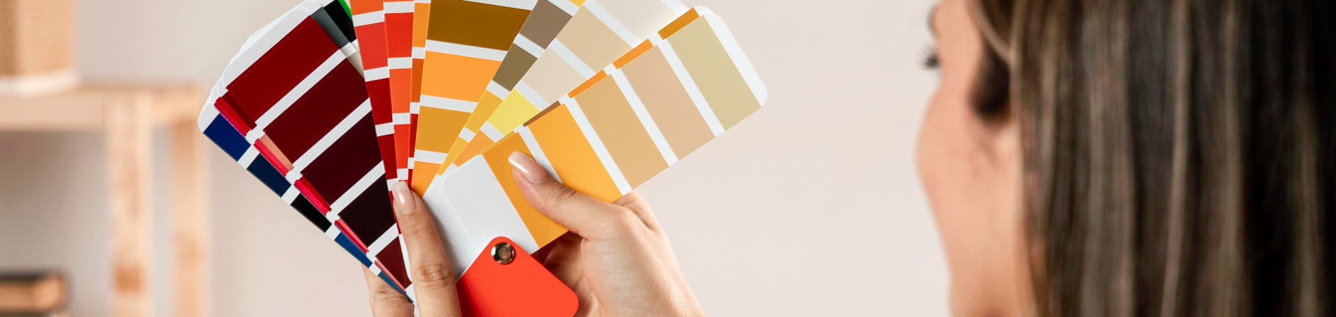 mulher segurando uma paletaa de cores na mão