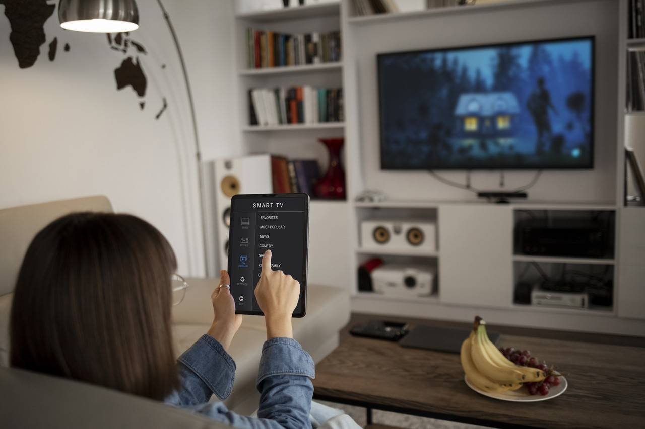 mulher jovem usando tecnologia domestica