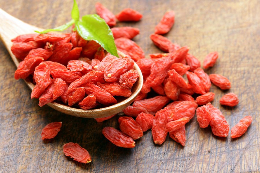 Você sabe o que é goji berry? Não? Então confira todos os benefícios dessa frutinha e saiba como incluí-la em sua dieta diária. Vem que a gente Simplifica!