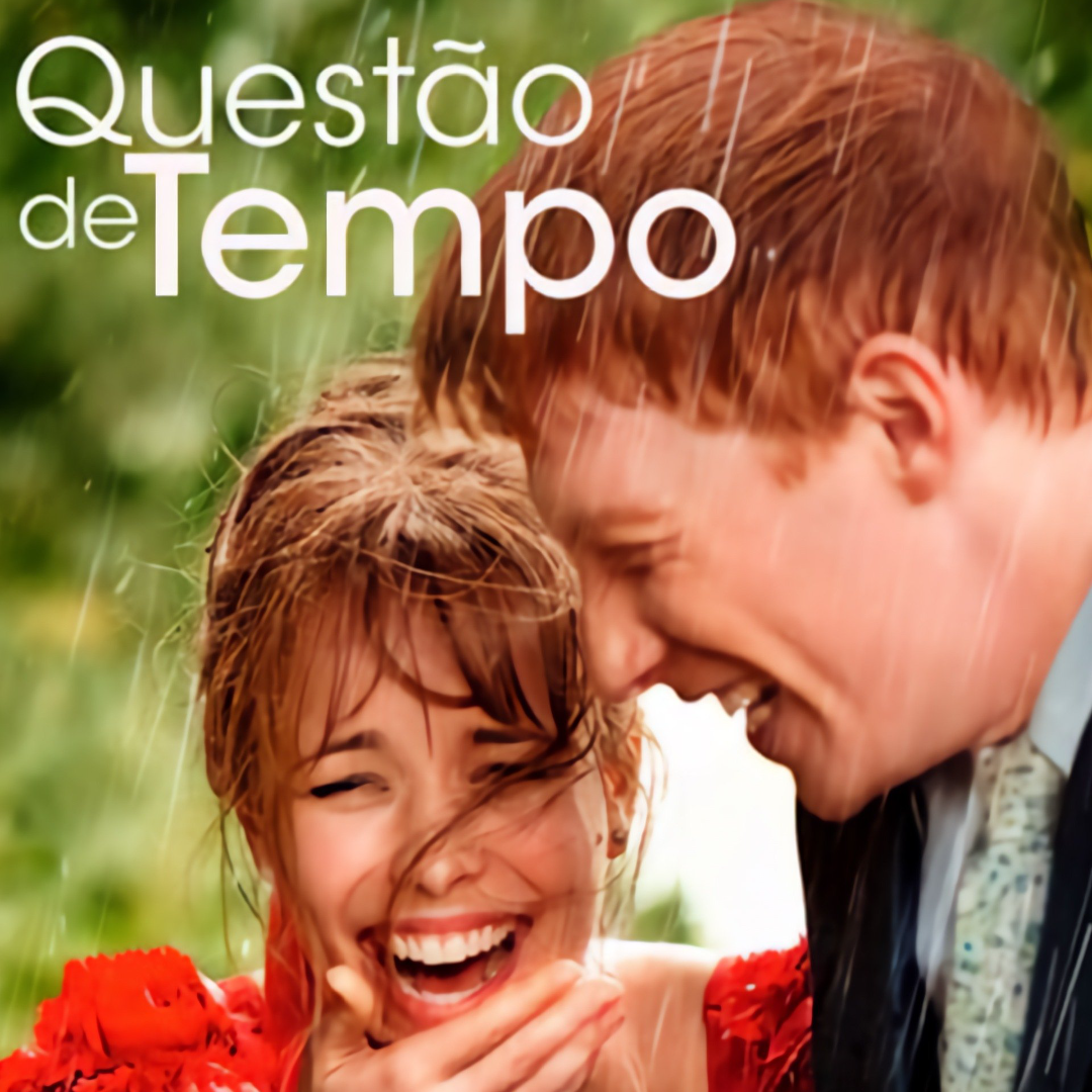 homem e mulher sorrindo embaixo de chuva 