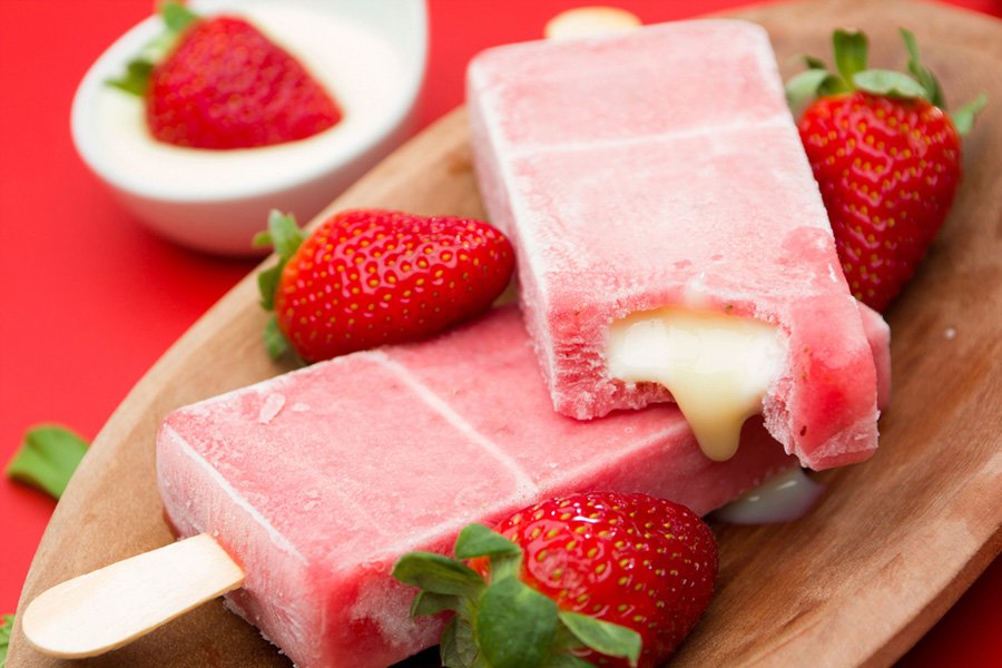 Morango com leite condensado é um dos sabores mais famosos das paletas no Brasil