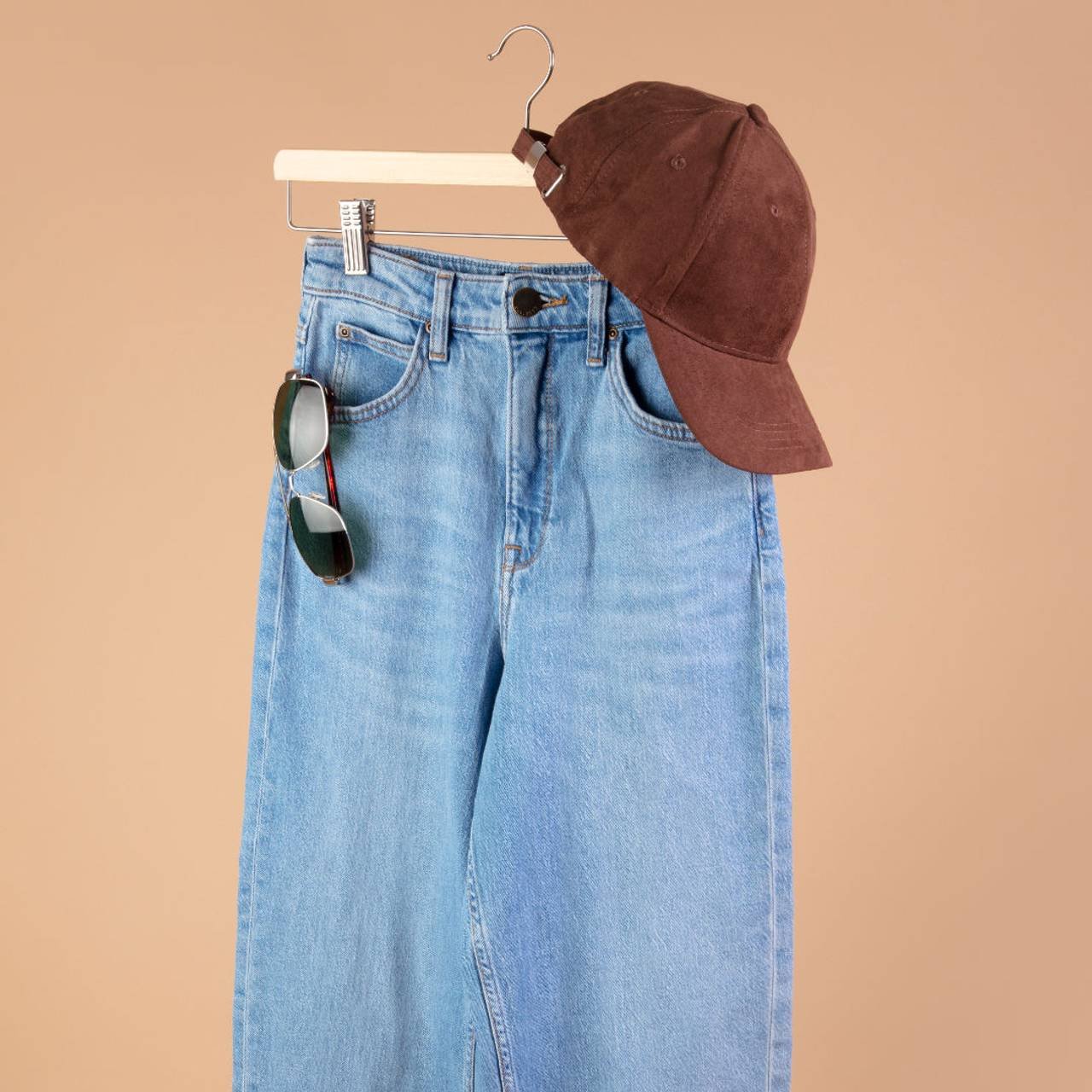gabide com calça jeans, óculos e bonés marrom