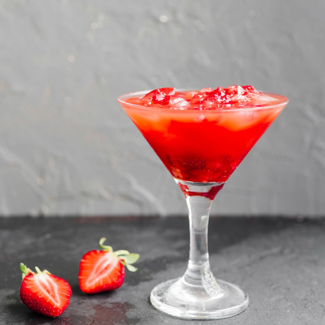 taça de vidro em fundo cinza com margarita de morango