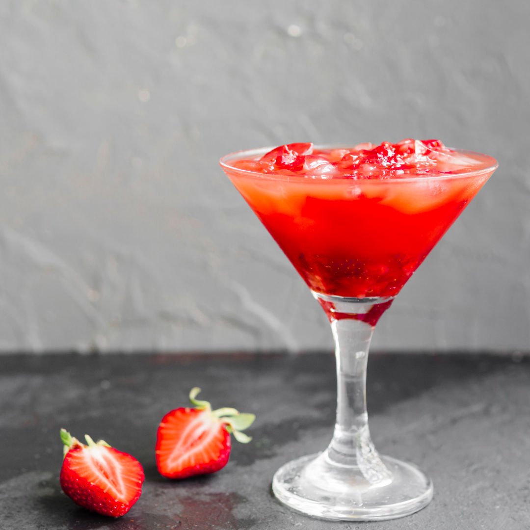 taça com drink vermelho feito de morango