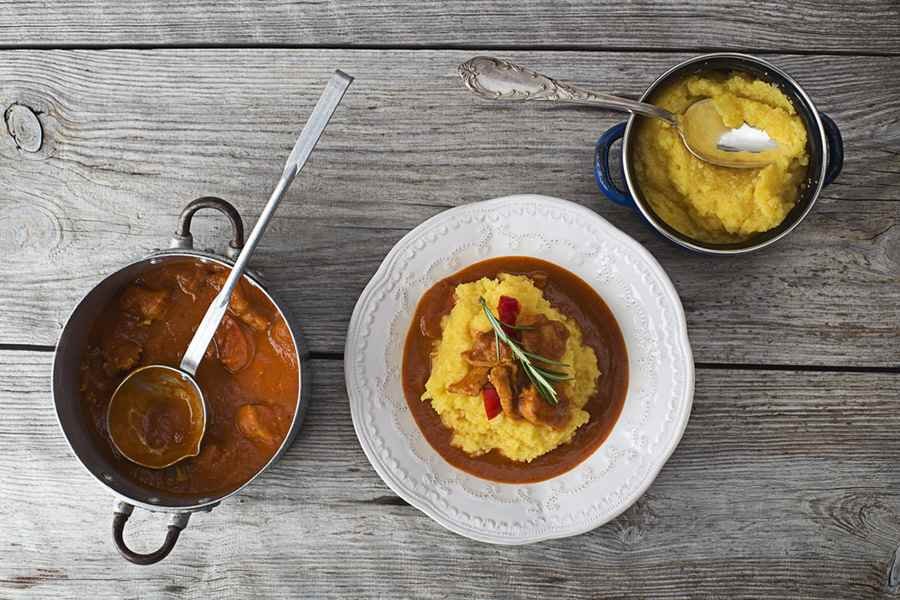 A polenta e o ragu de porco formam uma dupla incrível para aquecer noites frias