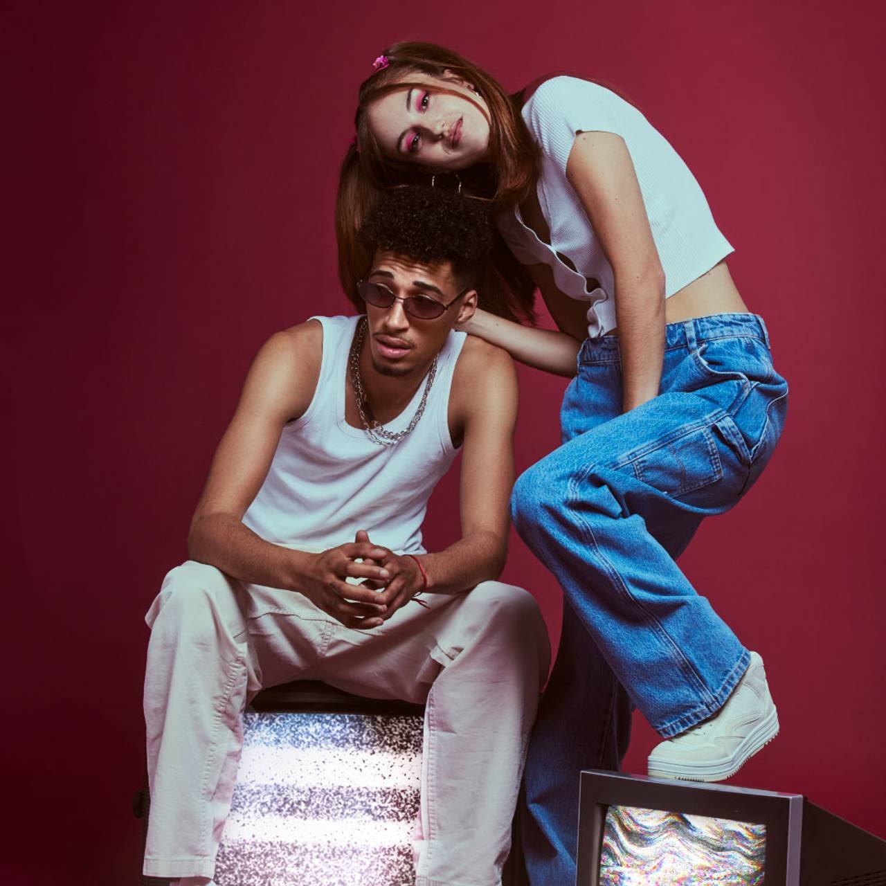 homem e mulher com roupas dos anos 2000