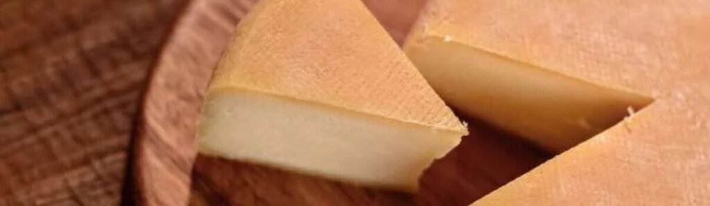 Modelo Base para Capas no Simplifica (7) Queijo curado em fatias sobre tábua de madeira.