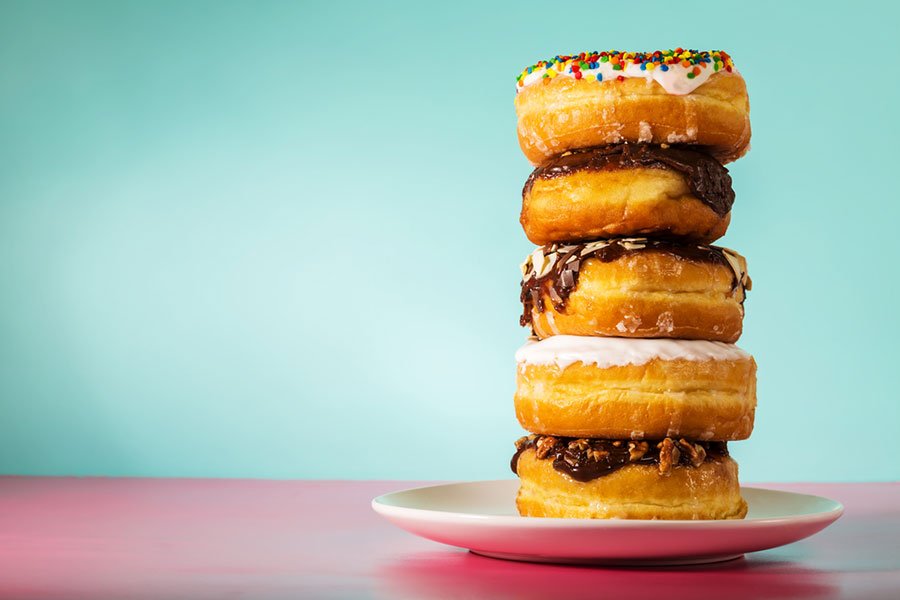 Quer aprender a fazer a receita de donuts em casa? Então confira o passo a passo aqui, no Simplifica! e prepare hoje mesmo a sua versão dos donuts americanos