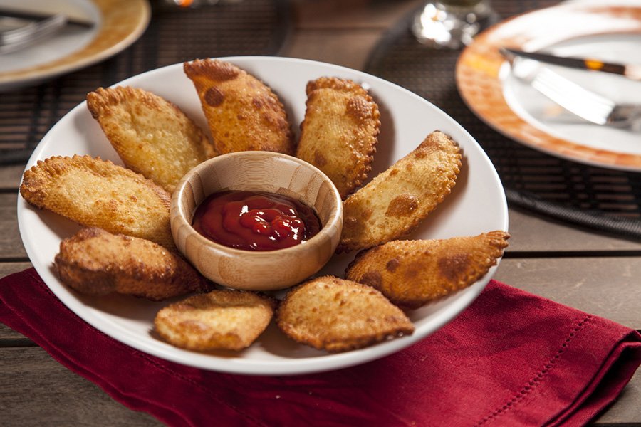 Quer aprender uma receita incrível de pastel na Airfryer? Além de delicioso, ele fica mais saudável e pode ser uma ótima opção para o lanche. Confira: