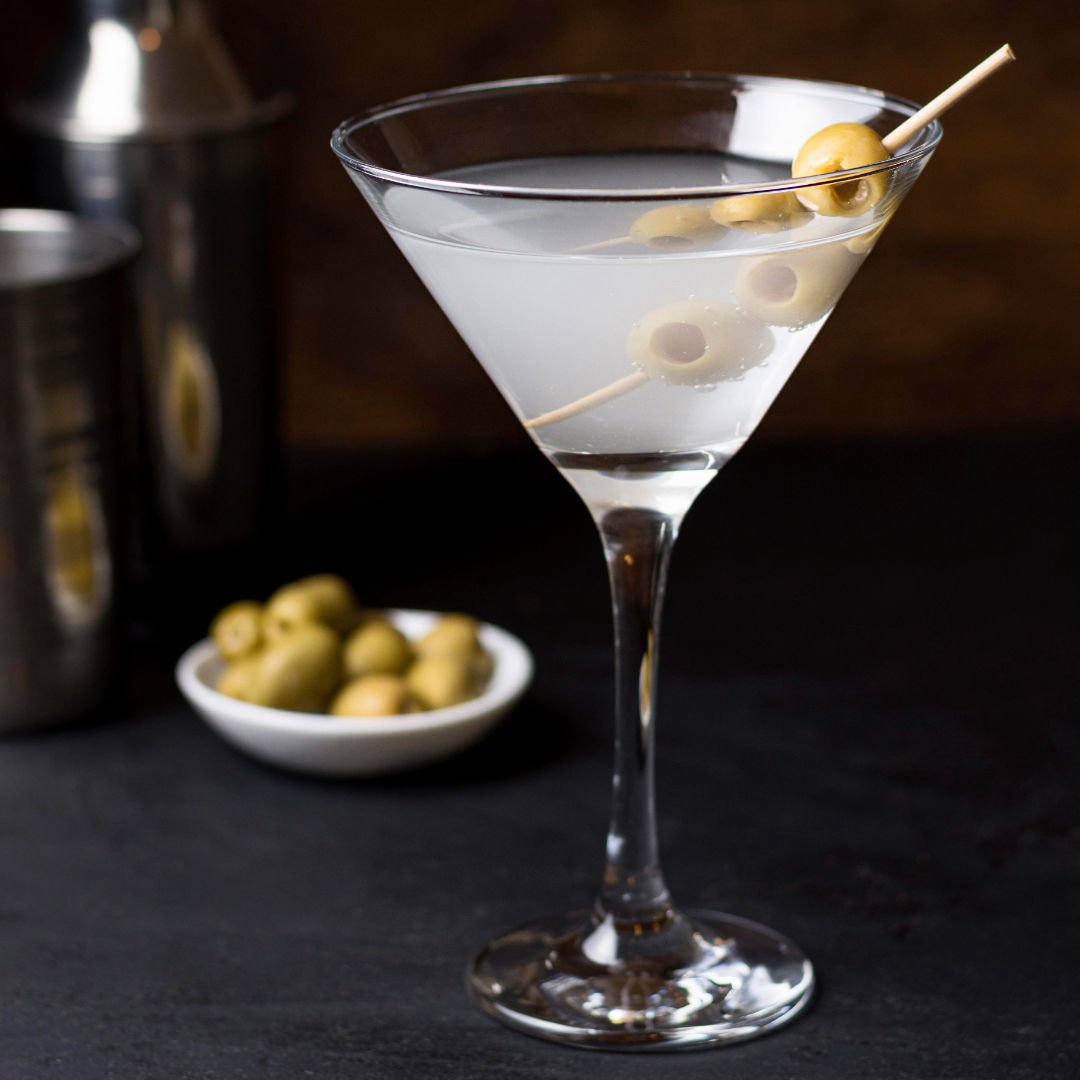 taça com martini e azeitonas na borda