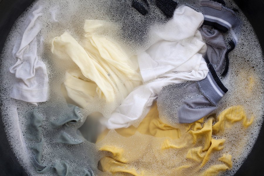 Deixar as roupas muito tempo de molho pode estragar algumas peças