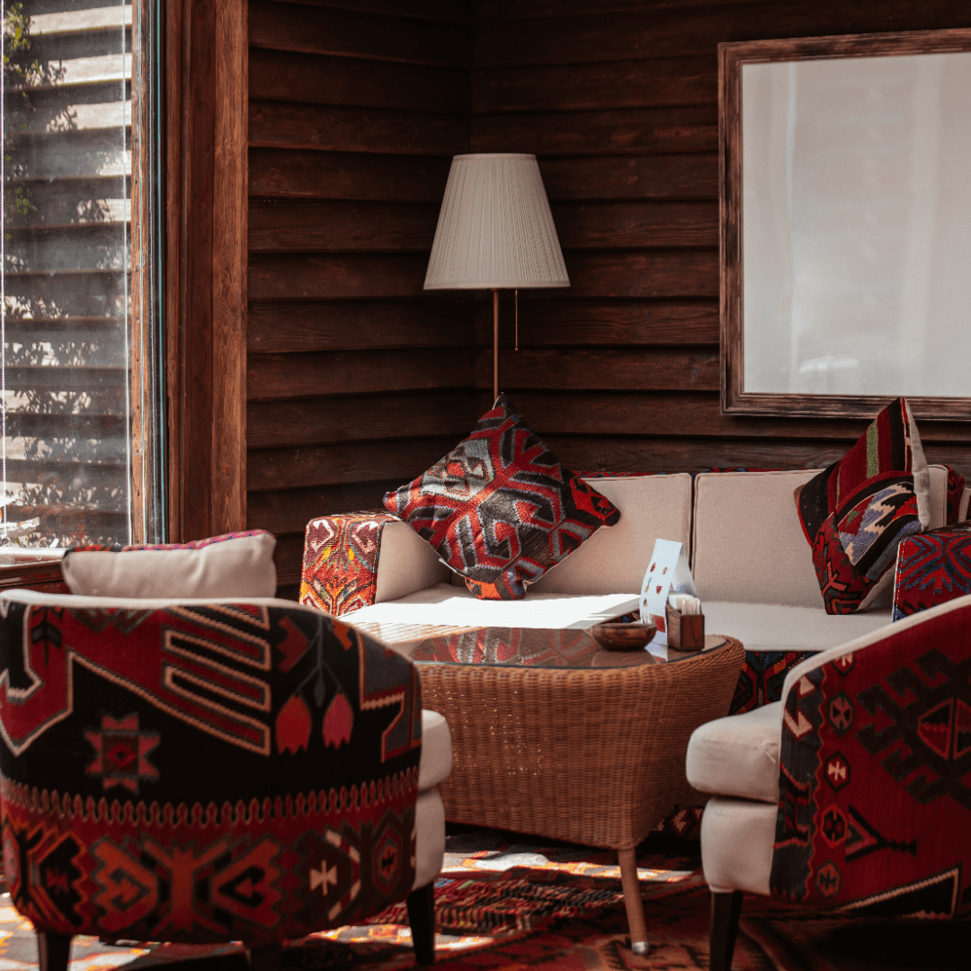 sala com poltronas e sofás estampados e mesa de centro em madeira