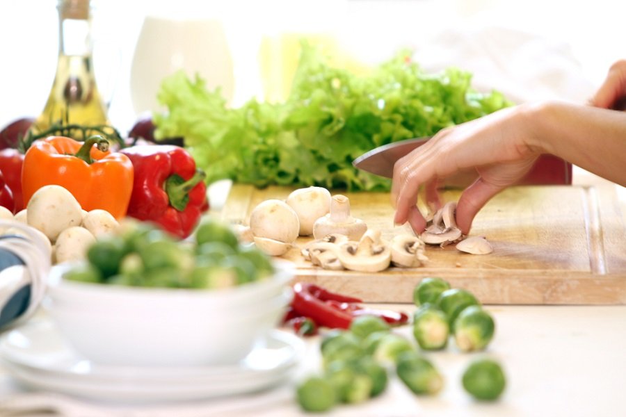 Você não precisa deixar de comer seus pratos preferidos só por estar de dieta. Confira como deixar suas receitas favoritas mais saudáveis e aproveite.