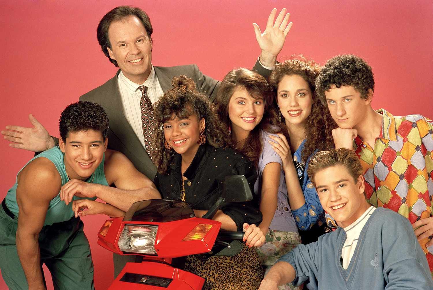Elenco da série de TV com personagens icônicos dos anos 90