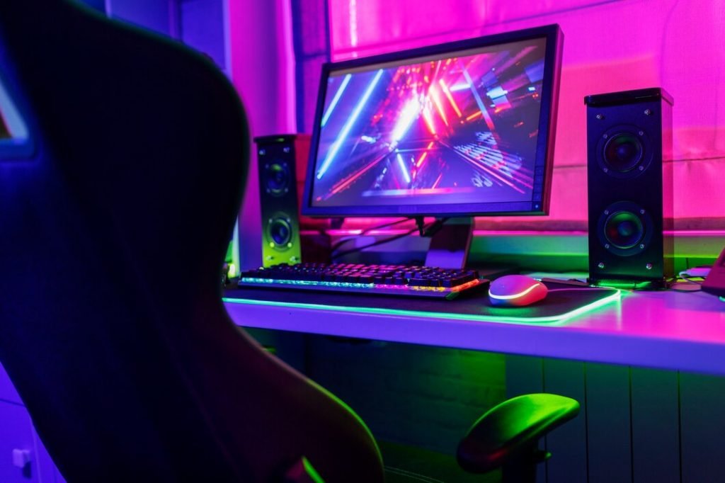 cadeira gamer com luzes neon multicoloridas 52683 99742 Setup de computador gamer com luzes neon