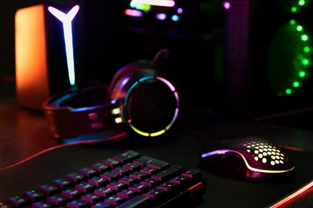 arranjo de configuracao de jogos de alto angulo 23 2149680236 Setup gamer com teclado, mouse e fone iluminados