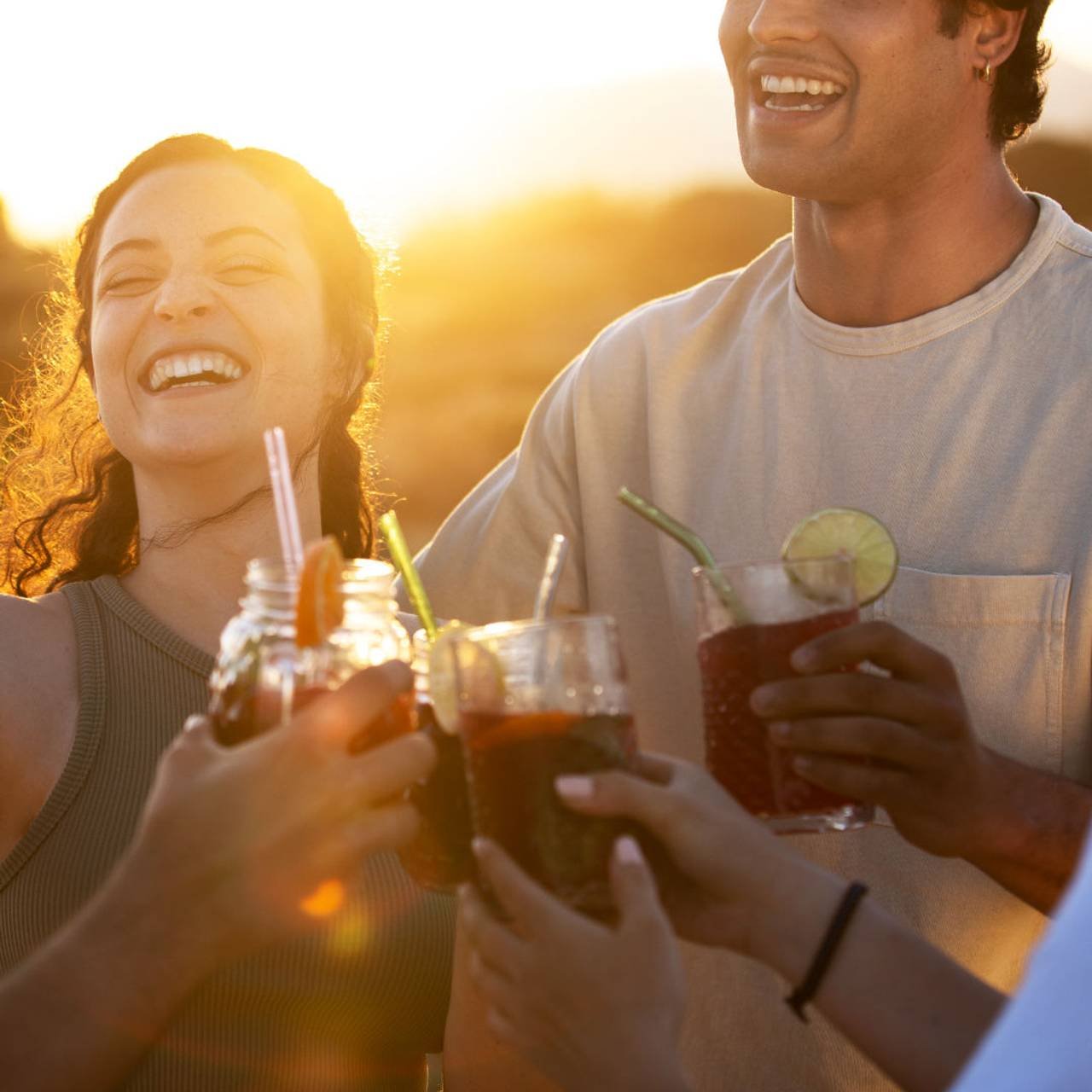 vista lateral amigos felizes com bebidas lá fora