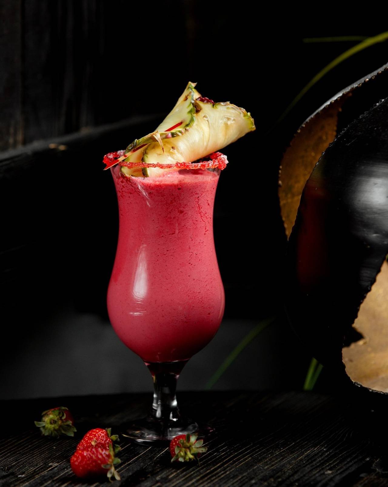 smoothie de rosa com fatia de abacaxi