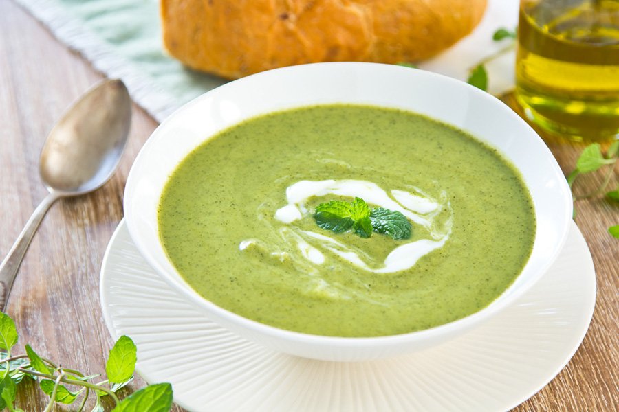 Deixe a sopa mais refrescante com um toque de hortelã