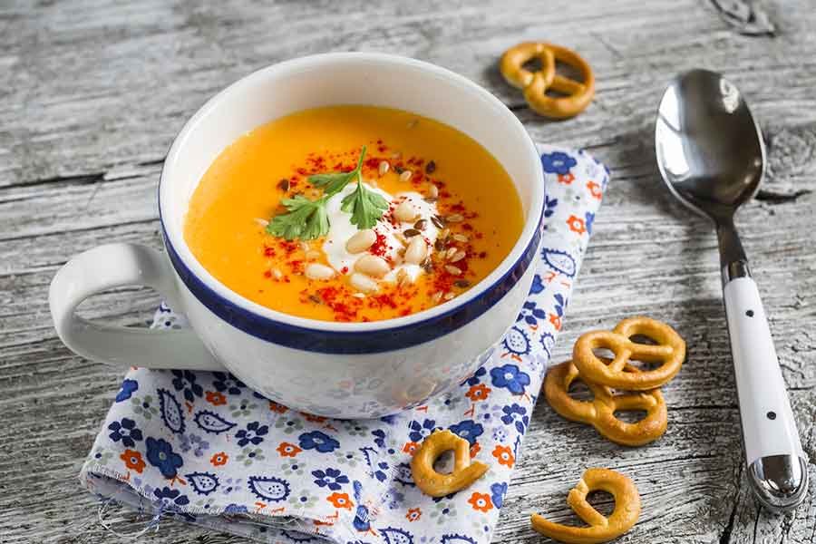 Deliciosa sopa light de pimentões, cogumelos e queijo de cabra