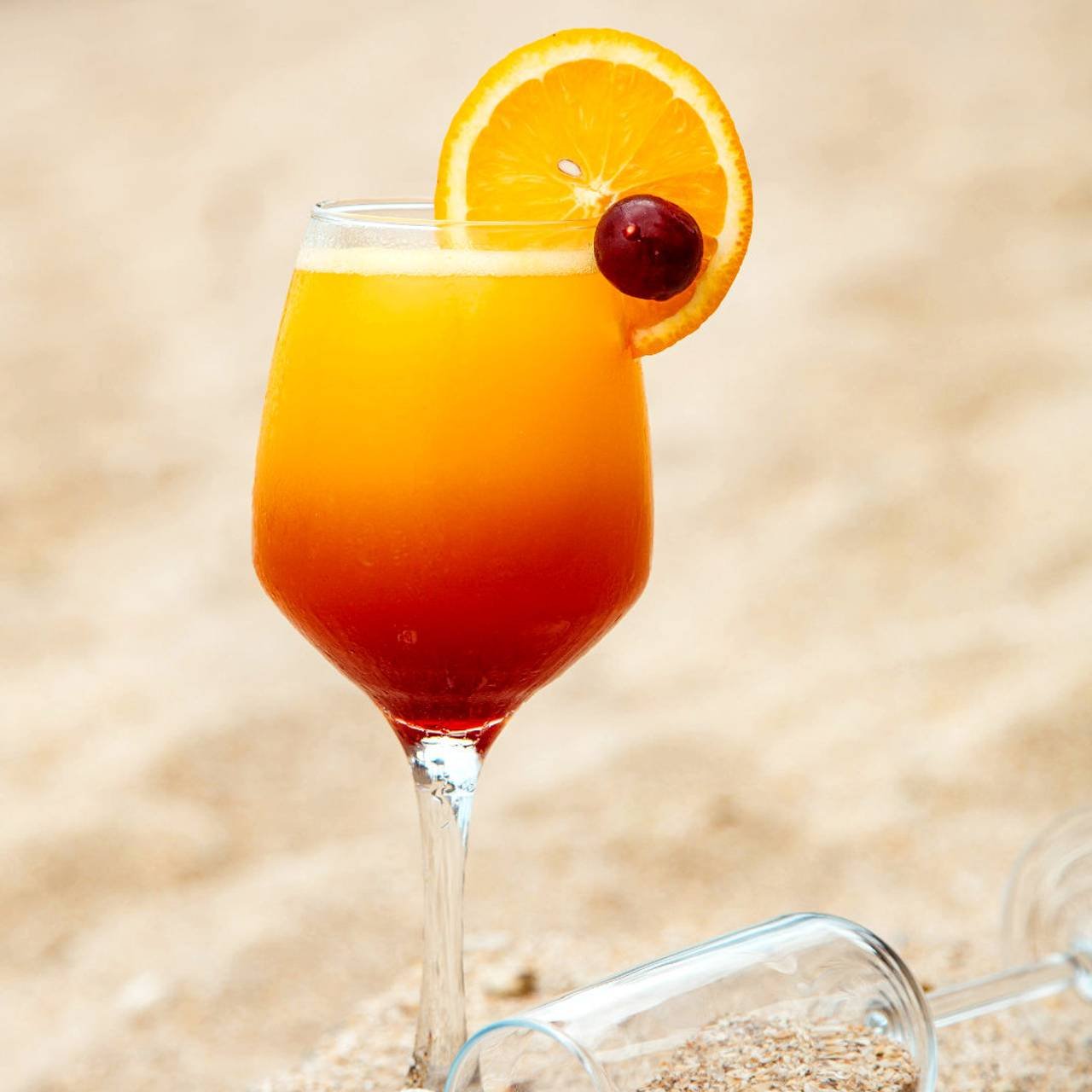 suco de frutas com fatia de laranja