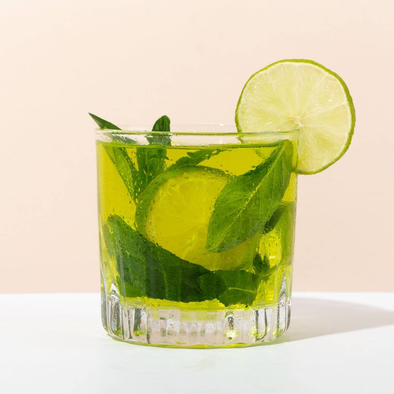 copo com mojito e limão na borda