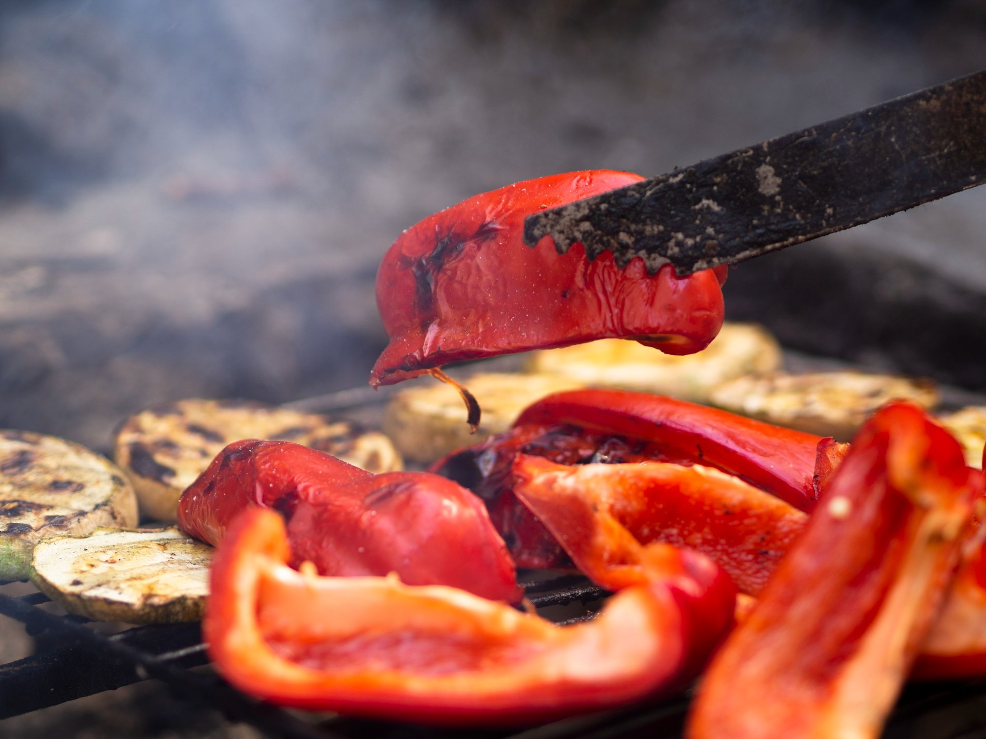 pimentões e outros vegetais na churrasqueira 