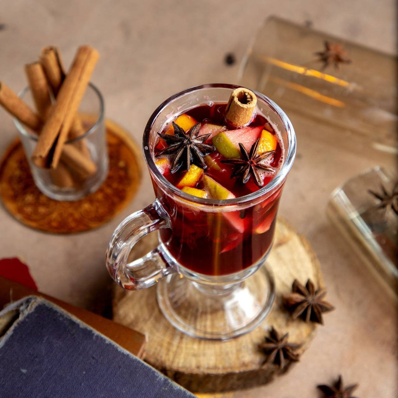 vista superior de suco de fruta com maçã, laranja, canela, anis estrelado