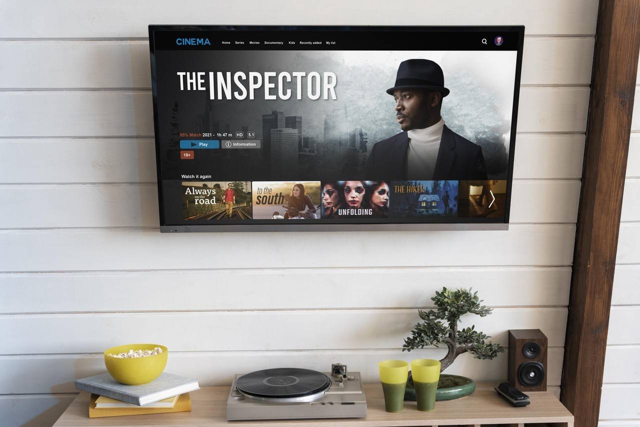 tv pendurada na parede interna