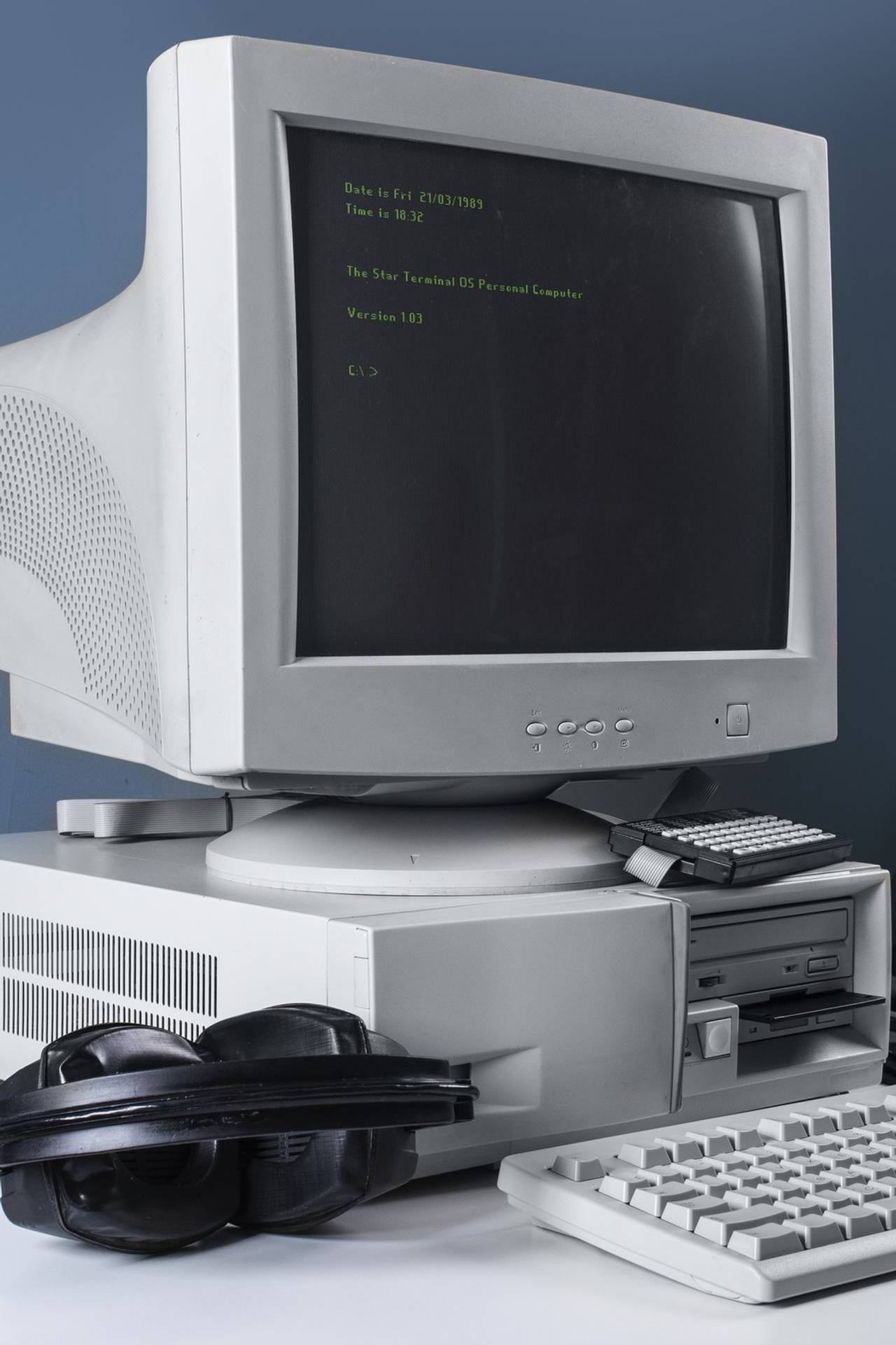 computador branco dos anos 2000