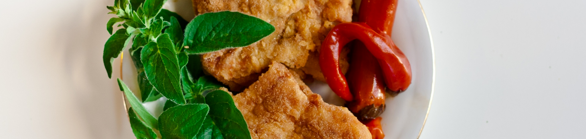 prato de bife à milanesa com guarnições
